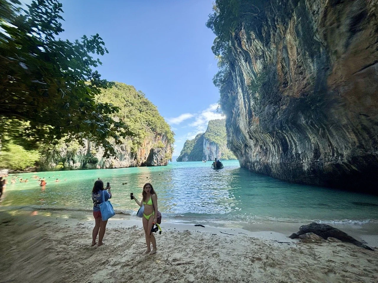 從泰國喀比洪島高處俯瞰安達曼海，可以看到藍色海面、散布海上的島嶼與層次分明的石灰岩地形，適合搜尋 洪島觀景台、Hong Islands 全景及喀比自然風景 的旅客參考。 A panoramic view from Hong Island in Krabi reveals the blue Andaman Sea and surrounding limestone islands.  複製檔名與 ALT Text