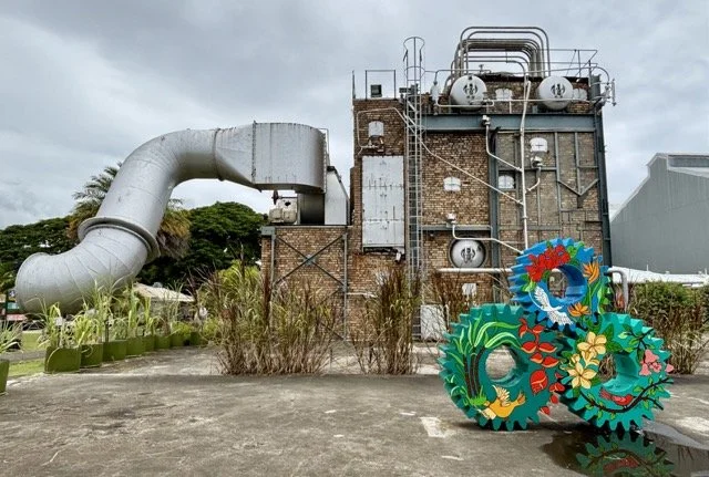 L'Aventure du Sucre 糖業博物館展廳與互動展示，解說模里西斯糖業與契約勞工歷史。Exhibit hall at L'Aventure du Sucre sugar museum with interactive displays explaining Mauritius sugar industry and indentured labour history.