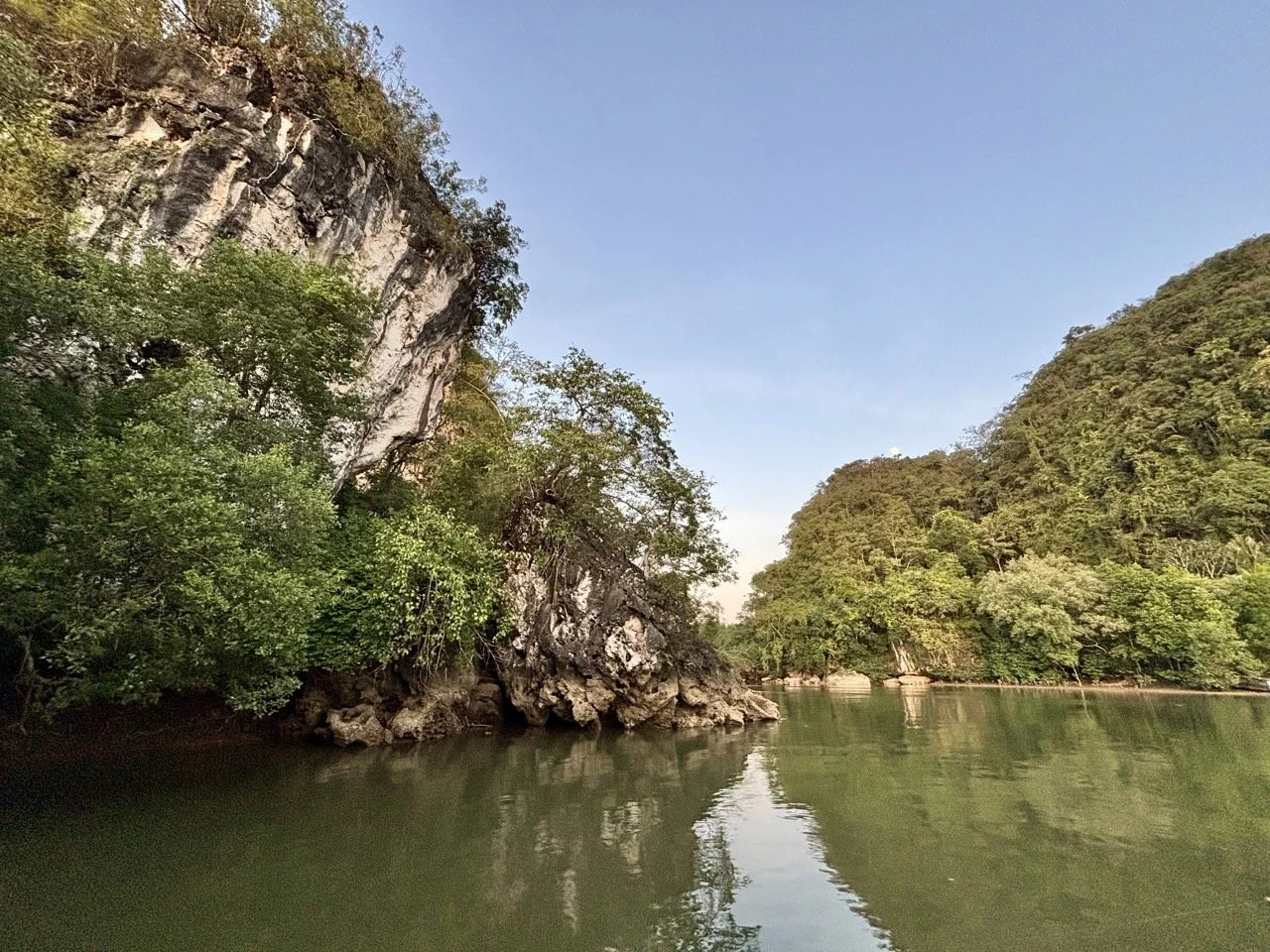 甲米自由行攝影攻略，以泰國甲米自然景觀為主題，記錄海岸風景、雨林水池與著名旅遊地標。 Krabi Thailand travel photography guide featuring coastal scenery, rainforest pools, and famous landmarks across the region.