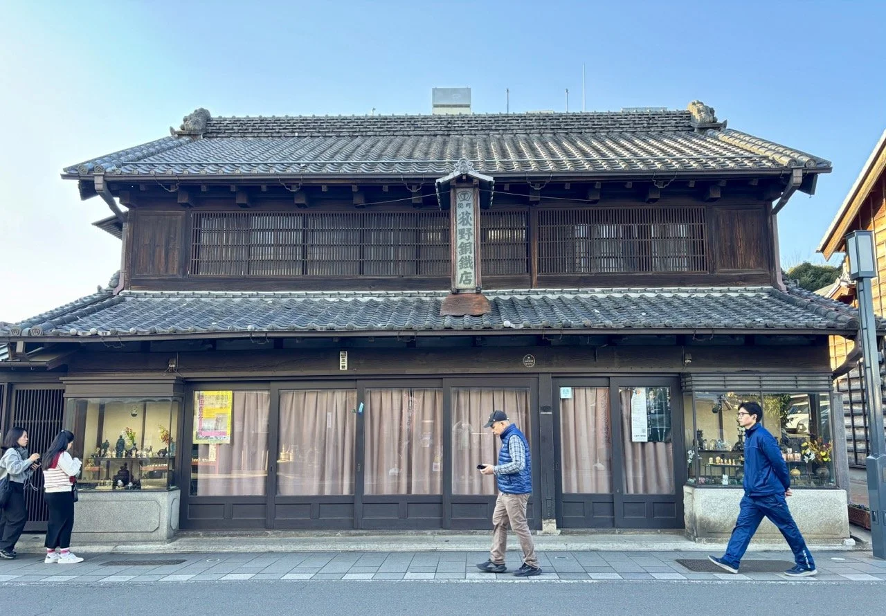小江戶川越街景攝影，黑色藏造建築、瓦片屋頂與復古商店構成經典旅遊畫面。