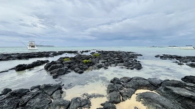 Ile aux Cerfs 小島白沙灘與觀光船停泊畫面，示範模里西斯東岸熱門一日遊的海上活動與浮潛景點