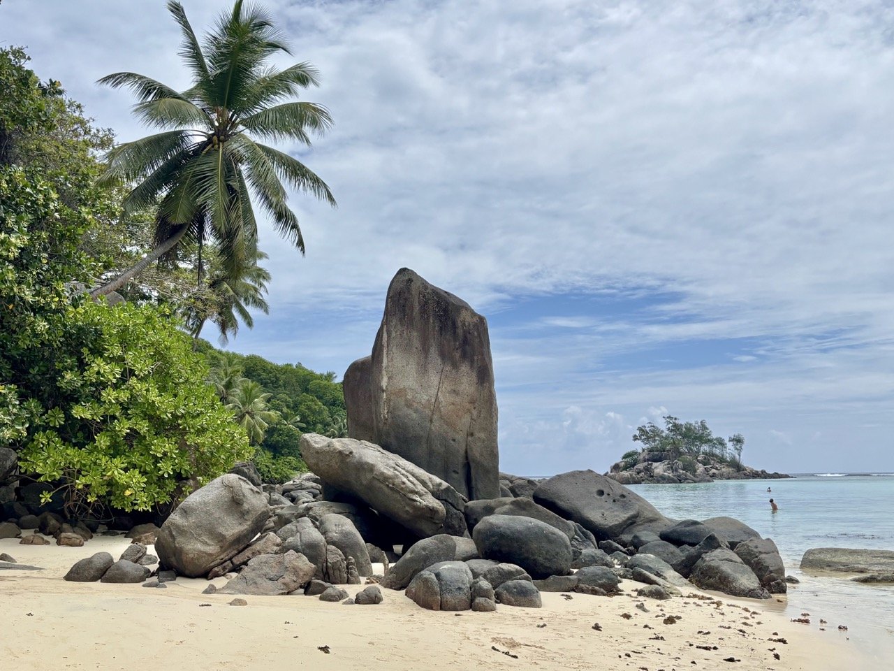 馬埃島 Anse Intendance 海灘的夕陽攝影畫面，金色光線照亮沙灘與海浪，適合旅遊攝影與塞席爾景點介紹。