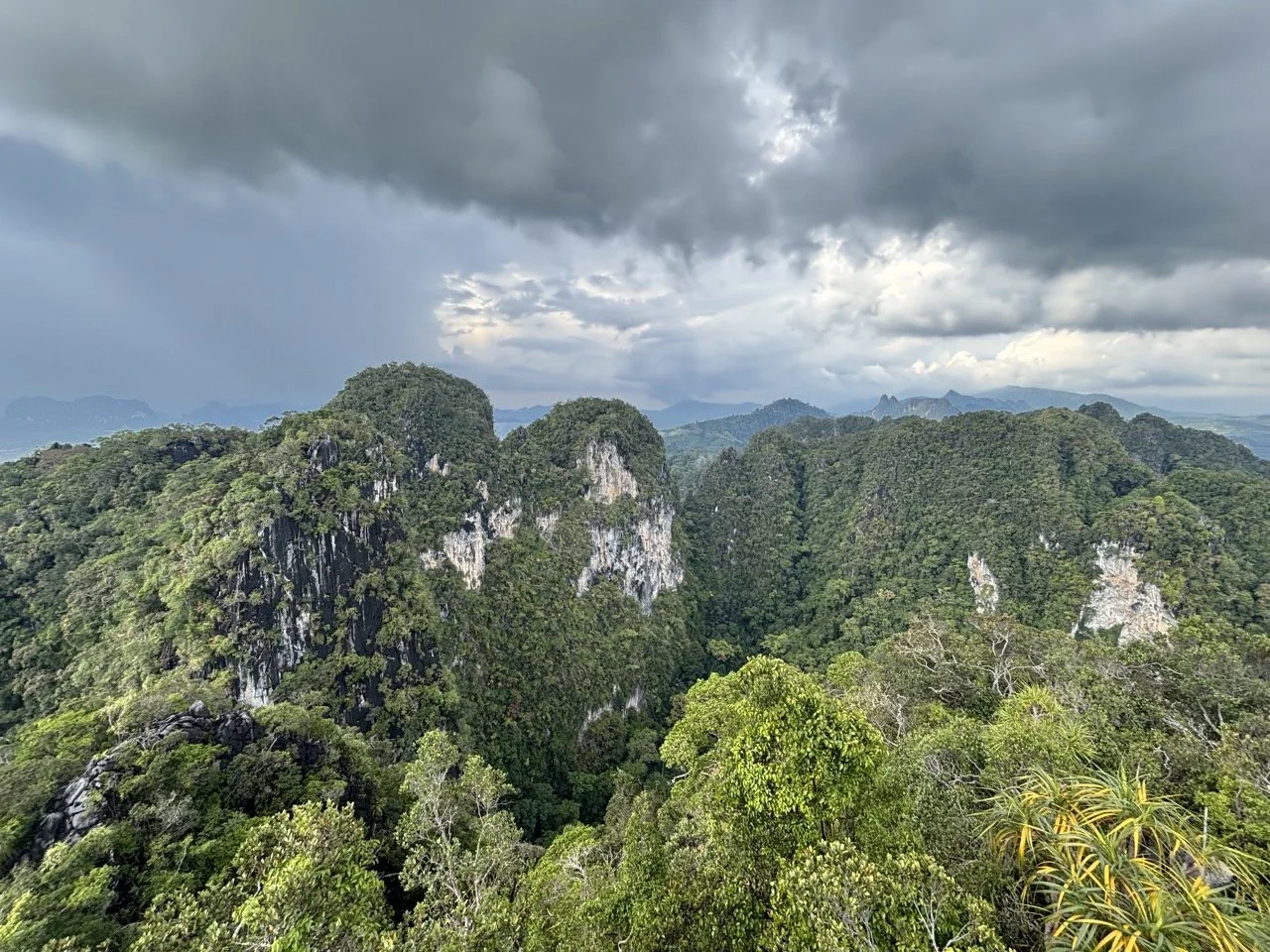 甲米 Ao Nang Beach 海岸與壯觀石灰岩峭壁，呈現泰國南部獨特的海灣地貌與熱帶海灘景觀。 Limestone cliffs beside Ao Nang Beach in Krabi, highlighting the distinctive bays and tropical coastline of southern Thailand
