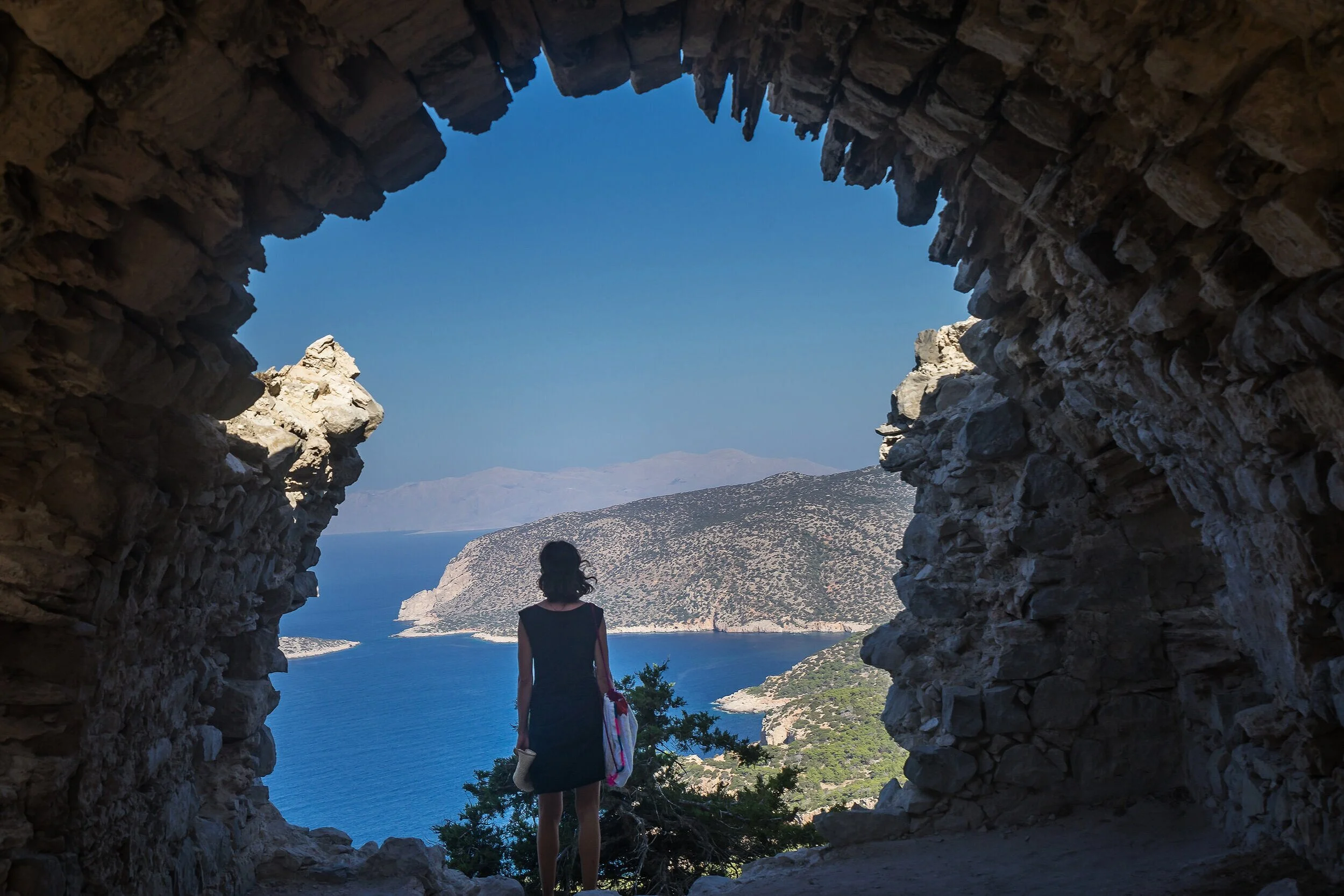 로드스(Rhodes) 여행 가이드 이미지: 중세 성곽과 구시가지 골목, 성벽 전망대에서 바라본 에메랄드빛 해변과 해안선이 어우러진 장면. 골든아워 촬영 포인트, 구시가(중세 타운) 건축 디테일, 인기 해변(팔리라키 등) 및 사진 촬영 팁을 떠올리게 하는 대표 비주얼로 로도스의 역사·해변 사진을 찾는 여행자와 사진작가에게 최적화된 이미지입니다.