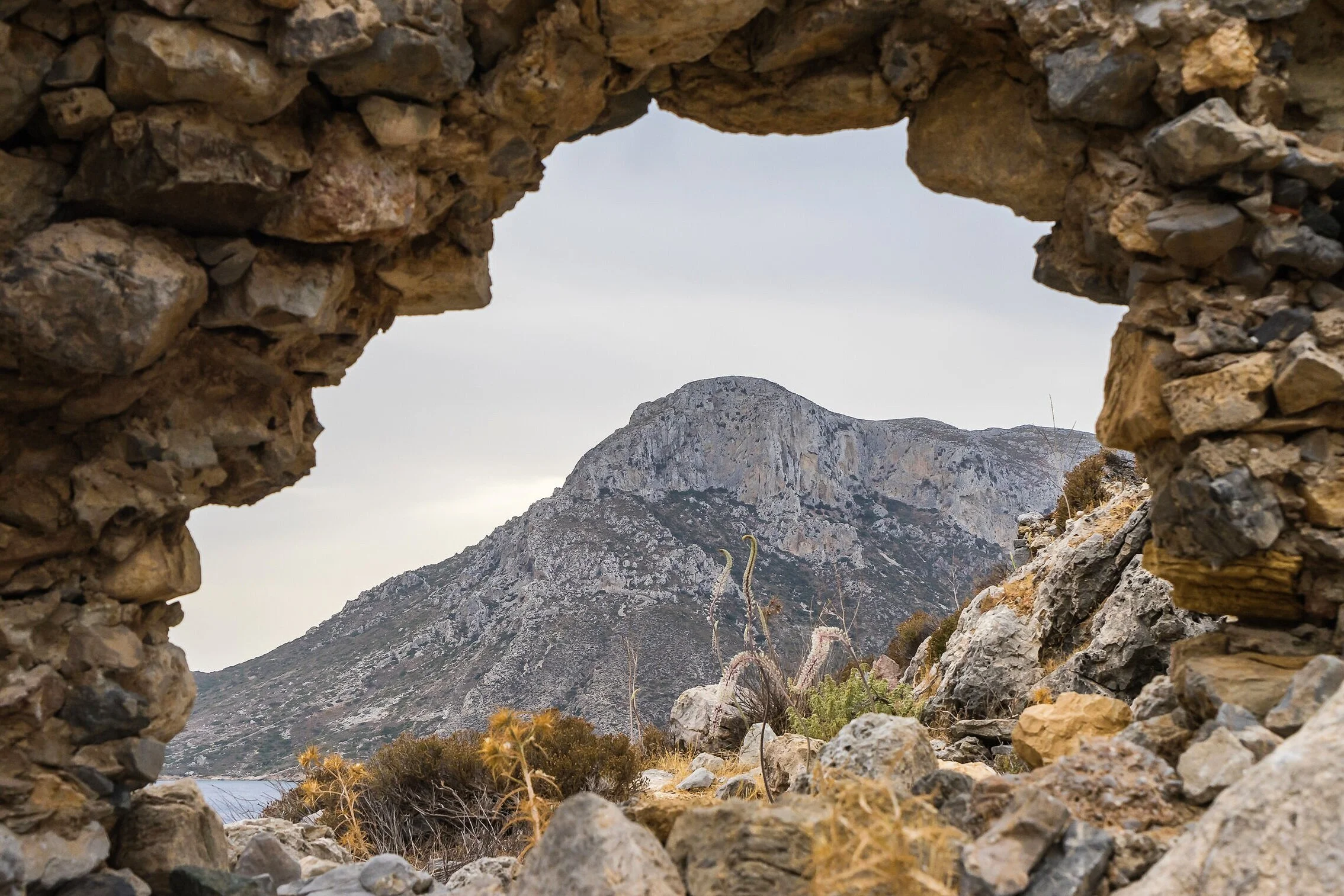칼림노스(Kalymnos) 여행 가이드 이미지 — 세계적 암벽 등반 성지의 거대한 석회암 절벽과 맑은 에게해 해변이 어우러진 풍경을 담음. 로드맵(클라이밍 루트, 베스트 촬영 포인트, 골든아워), 현지 마을과 페리 접근 정보, 액티비티(클라이밍·스노클링) 추천을 연상시키는 대표 포토스팟 비주얼로, 칼림노스 암벽등반 여행과 해변 휴양을 찾는 여행자에게 최적화된 이미지.