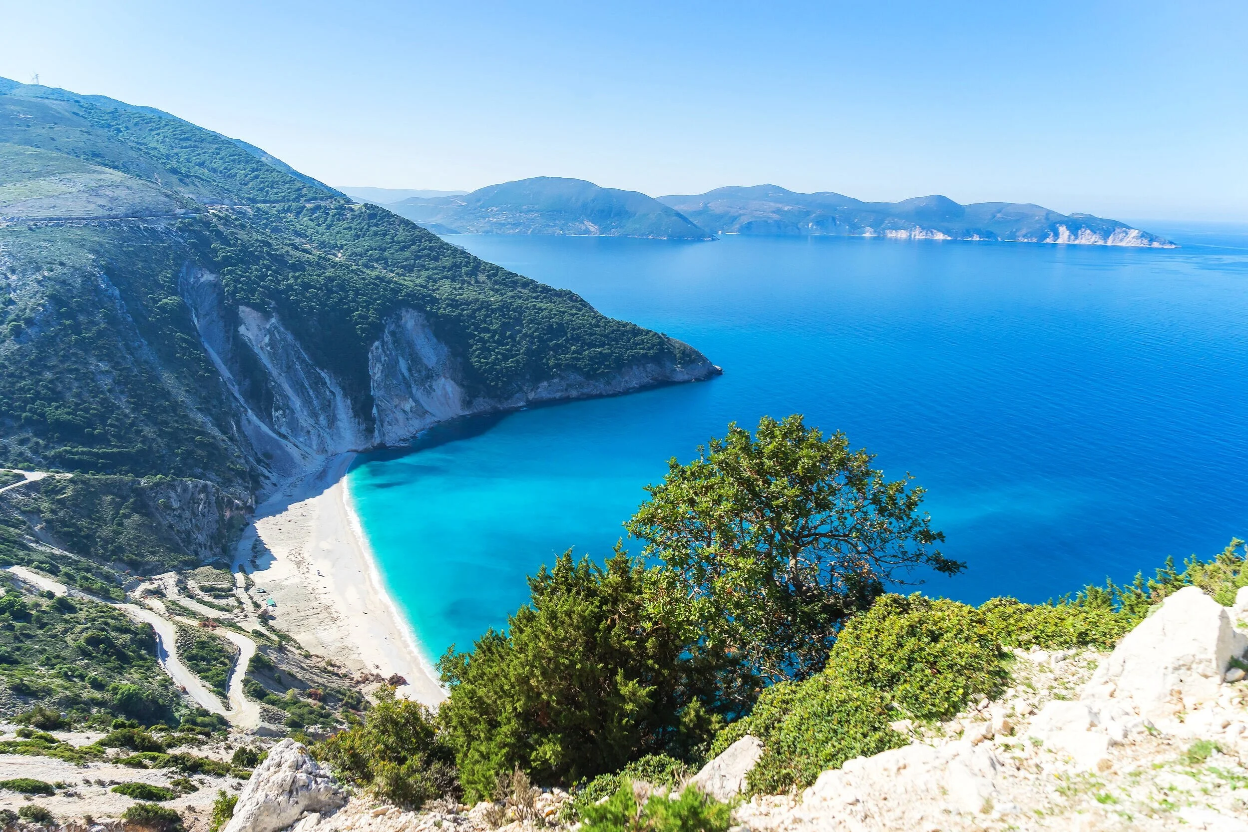 케팔로니아(Cephalonia) 여행 가이드 이미지: 에메랄드빛 바다와 드라마틱한 해안 절벽, 유명한 미르토스 비치와 숨겨진 포토스팟을 담은 풍경. 골든아워 촬영 포인트, 해변별 접근성, 스노클링·보트 투어 정보와 인스타그램용 구도를 연상시키는 비주얼로 케팔로니아 해변 여행과 사진 촬영을 계획하는 여행자에게 최적화된 이미지입니다.