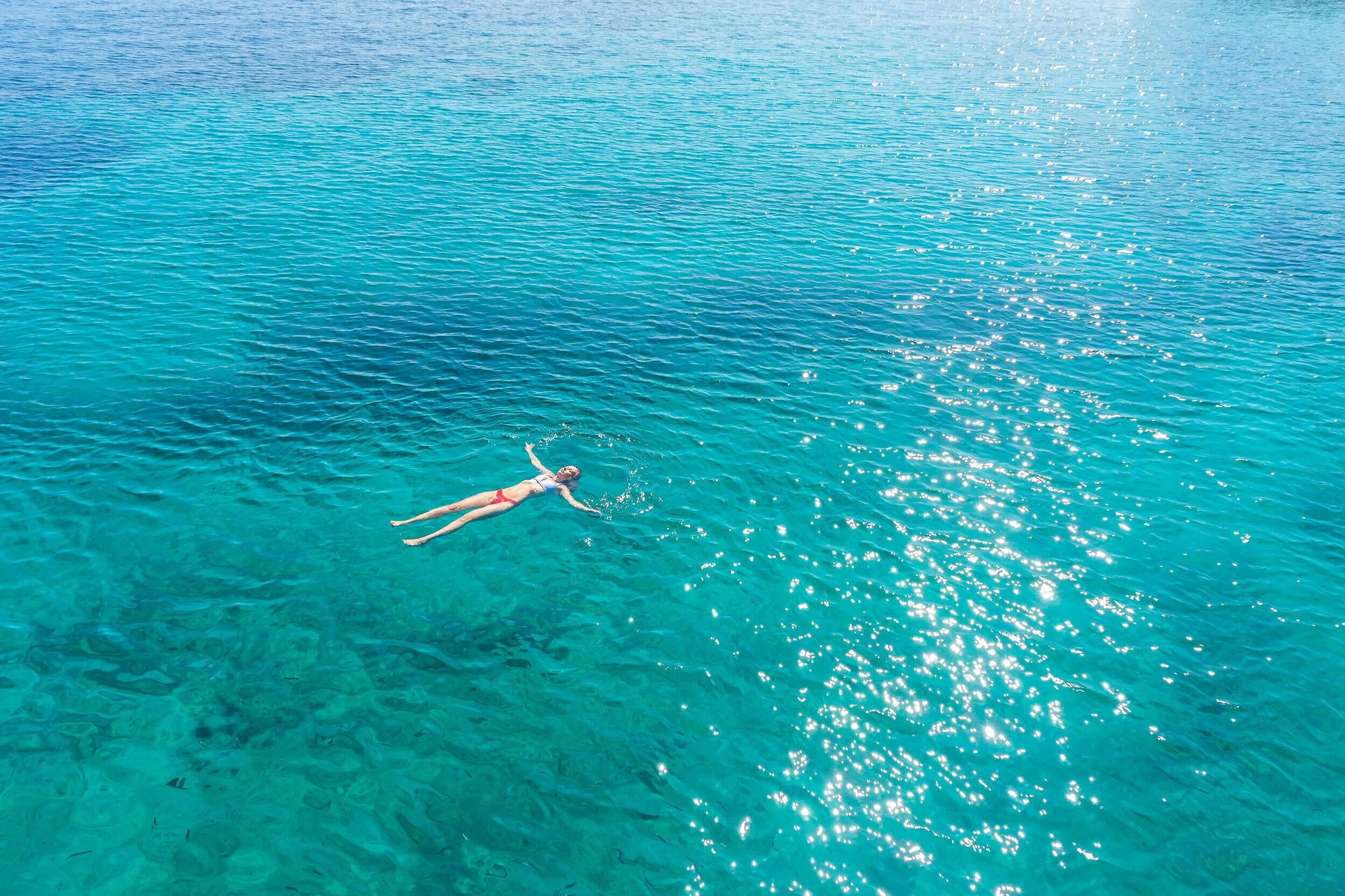 코스(Kos) 여행 가이드 이미지: 고대 유적(고대 로도스 유적 또는 아스크레피온 등)과 에메랄드빛 해변이 어우러진 풍경을 담아 코스의 역사적 명소와 인기 비치, 골든아워 촬영 포인트 및 사진 촬영 팁을 연상시키는 비주얼입니다. 유적 탐방, 해변 휴양, 여행 사진 촬영을 계획하는 여행자와 사진가에게 유용한 참조 이미지입니다.