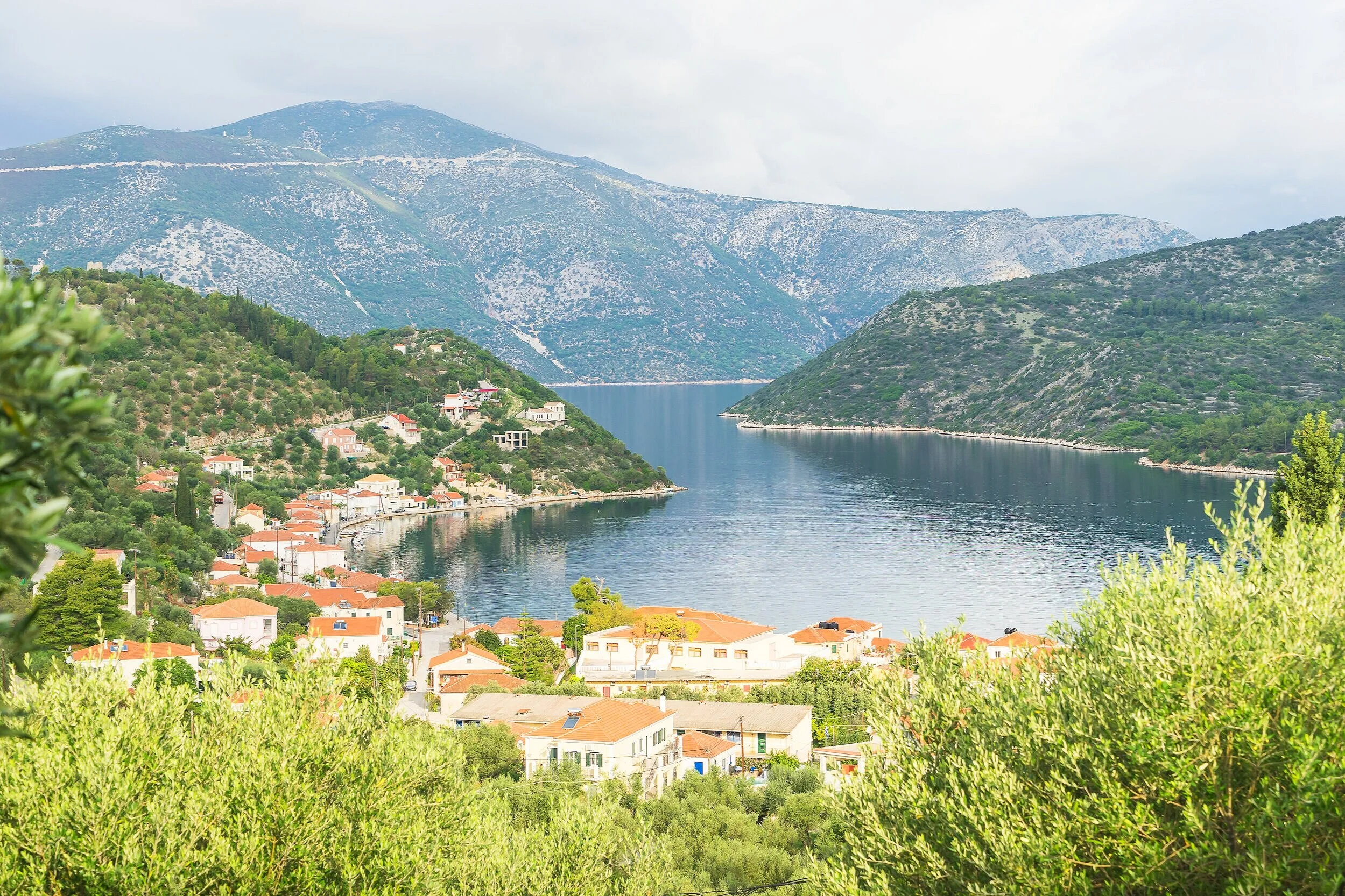 이타카(Ithaca) 여행 가이드 이미지: 전설과 고대 유적이 깃든 이타카의 고풍스러운 항구 풍경과 역사적 명소, 올리브나무와 맑은 에게해를 배경으로 한 포토스팟을 보여줍니다. 골든아워 촬영 포인트, 고대 유물·문학적 유산(오디세이 연관), 도보 루트 및 현지 문화 체험을 연상시키는 비주얼로 역사·문화 여행과 여행사진 촬영을 계획하는 여행자에게 적합한 참조 이미지입니다.