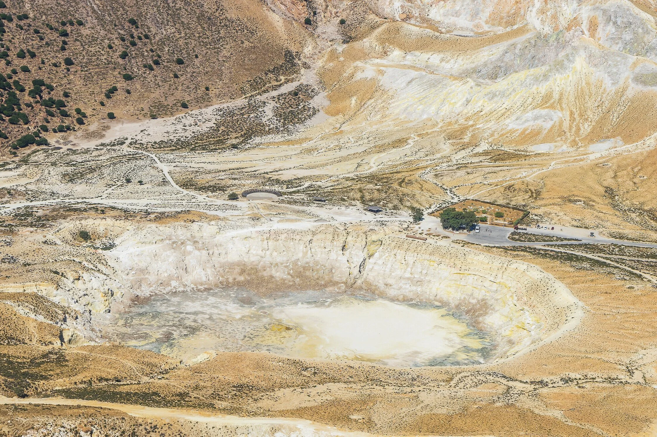 西羅斯島（Nisyros）以活火山和獨特的地貌聞名，是希臘小島旅遊觀光行程中必去景點之一。／Nisyros Island is famous for its active volcano and unique landscapes, making it a must-visit attraction on Greek island travel itineraries.