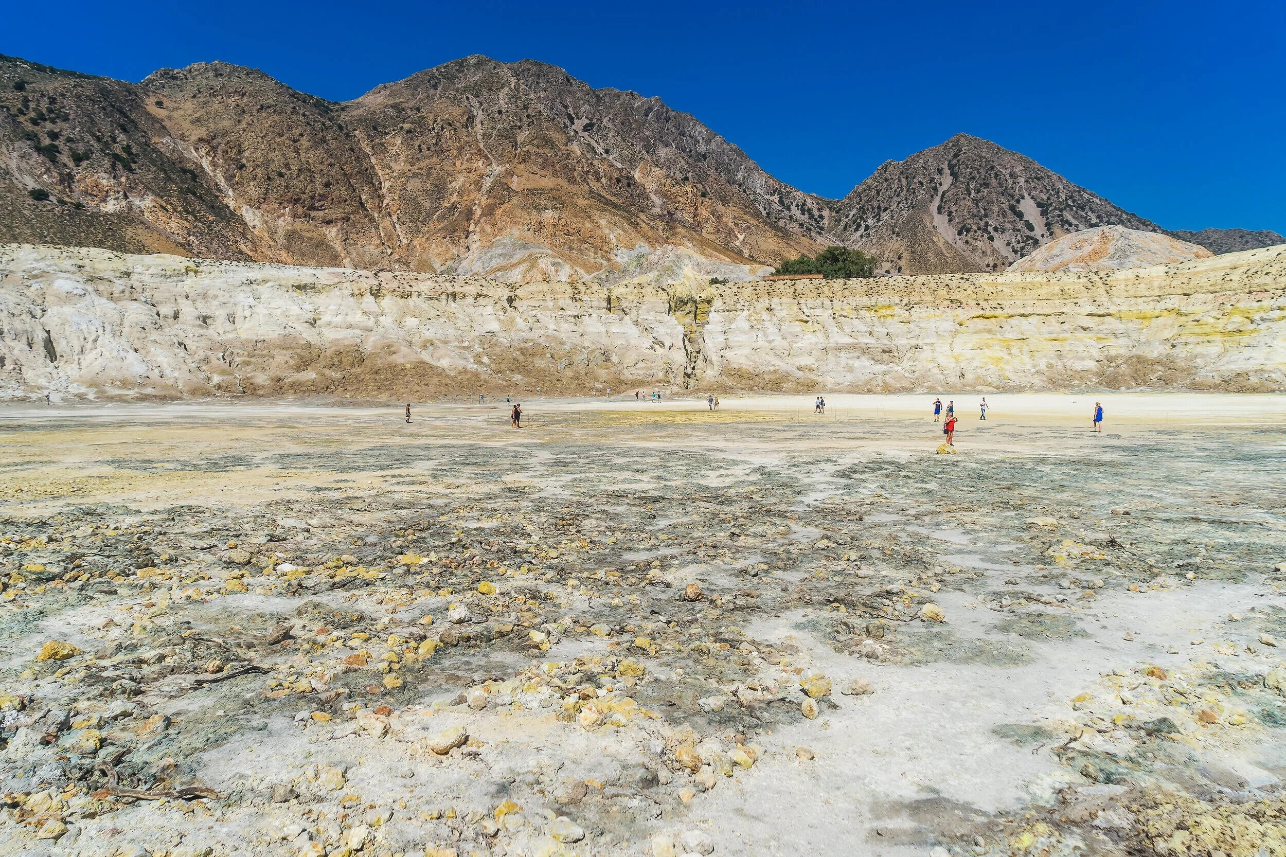 西羅斯島火山溫泉提供天然放鬆體驗，是推薦的養生旅遊景點。／The volcanic hot springs in Nisyros offer natural relaxation, a recommended wellness attraction in Greece.