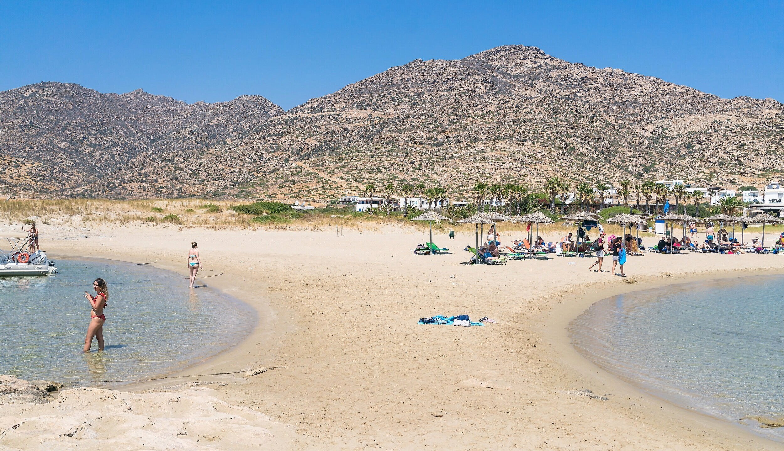 伊奧斯島的 Odysseas Elytis 劇院結合文化與壯麗景色，是必去景點之一。／The Odysseas Elytis Theatre in Ios combines culture and views, a must-see attraction.
