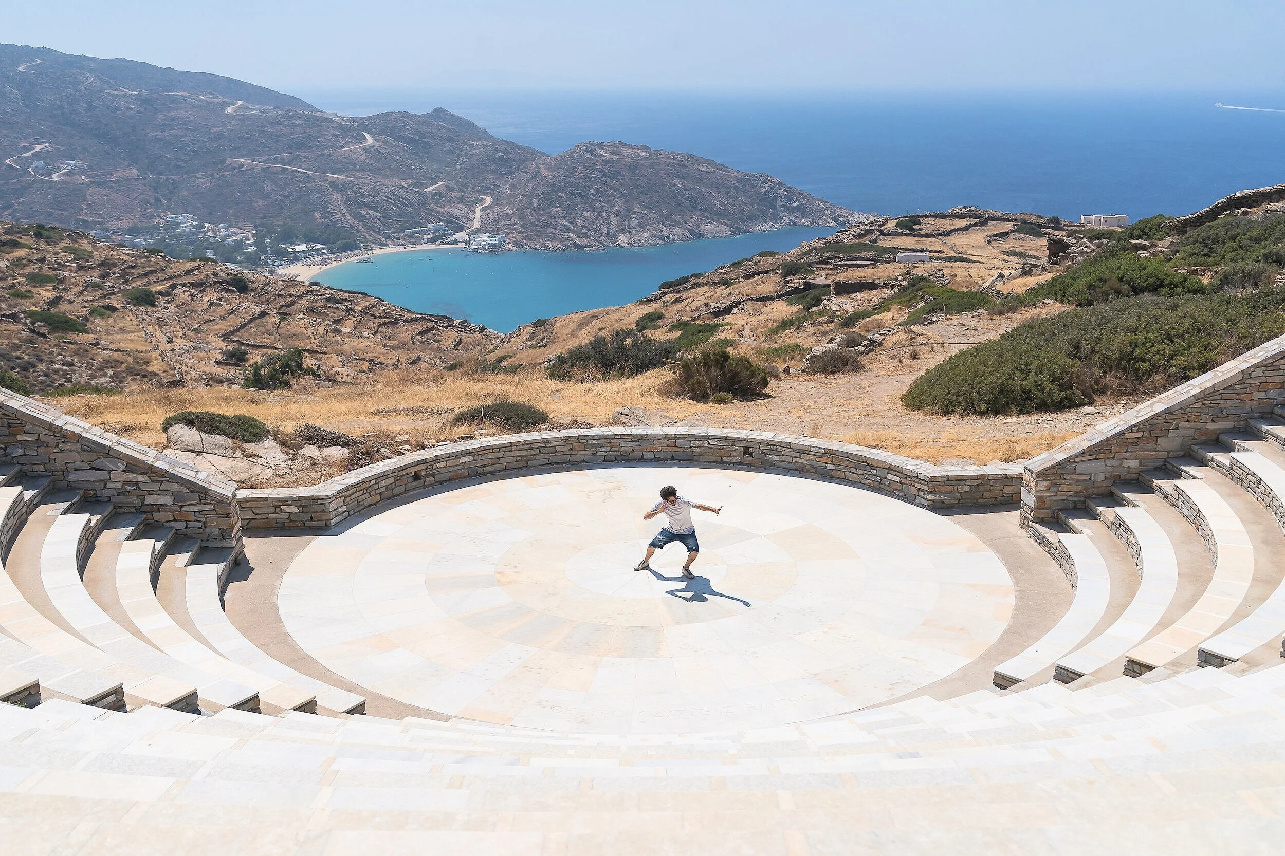 이오스(Ios) 여행 가이드 이미지: 활기찬 비치 파티와 에메랄드빛 해변, 인스타그램용 포토스팟을 함께 담은 장면. 인기 파티 비치(파파스·마거리 등), 골든아워 촬영 위치, 페리 접근 정보 및 밤문화·낮의 사진 촬영 팁을 연상시키는 비주얼로 이오스의 해변 파티와 여행 사진을 계획하는 여행자와 사진가에게 최적화된 참고 이미지입니다.