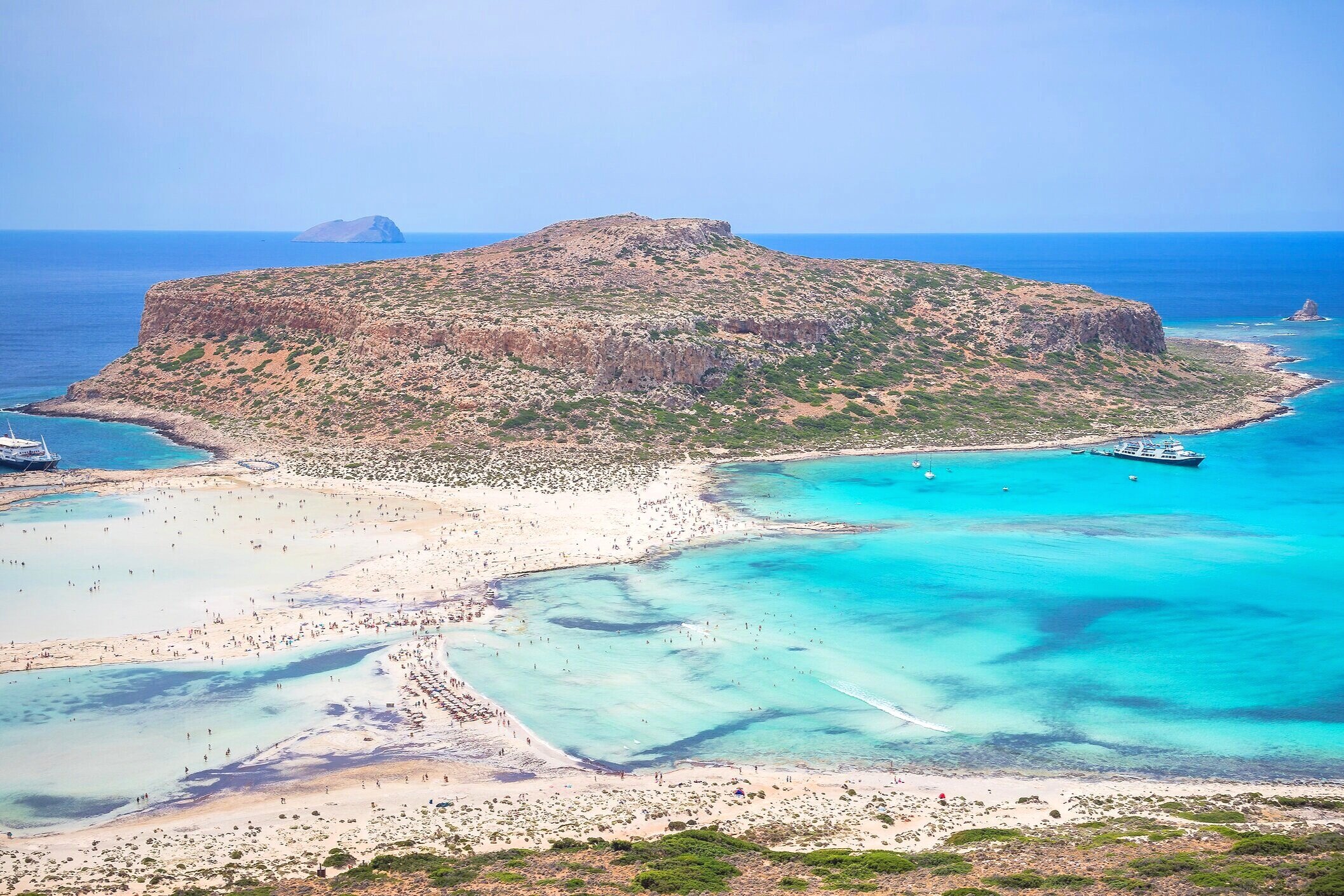 크레타(Crete) 여행 가이드 이미지: 고대 미노아 유적과 전통 마을, 에메랄드빛 해변이 어우러진 풍경을 담아 크레타의 문화 명소(크노소스 등)와 인기 해변(엘라폰니시·발로스) 및 골든아워 촬영 포인트를 연상시키는 비주얼입니다. 역사 탐방, 해변 휴양, 풍성한 현지 미식과 사진 촬영 팁을 찾는 여행자와 사진가에게 최적화된 참조 이미지입니다.
