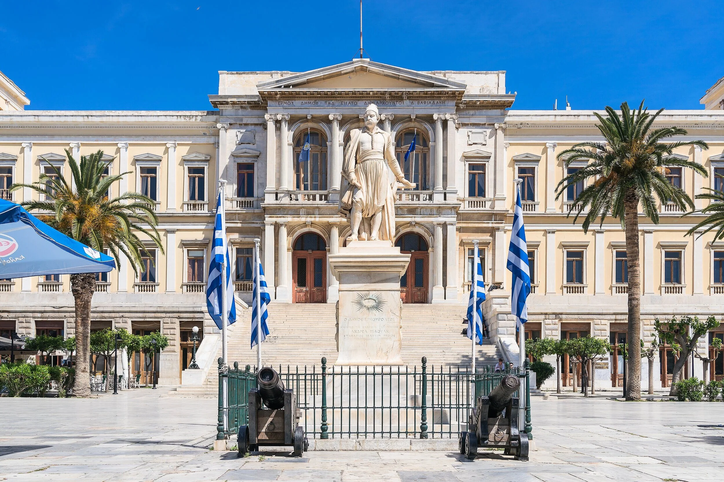 錫羅斯島（Syros）以新古典主義建築與寧靜氛圍聞名，是希臘最迷人的小島之一，適合蜜月旅行與婚紗攝影。／Syros Island is famous for its neoclassical architecture and serene vibe, one of the most picturesque Greek islands, perfect for honeymoons and wedding photography.
