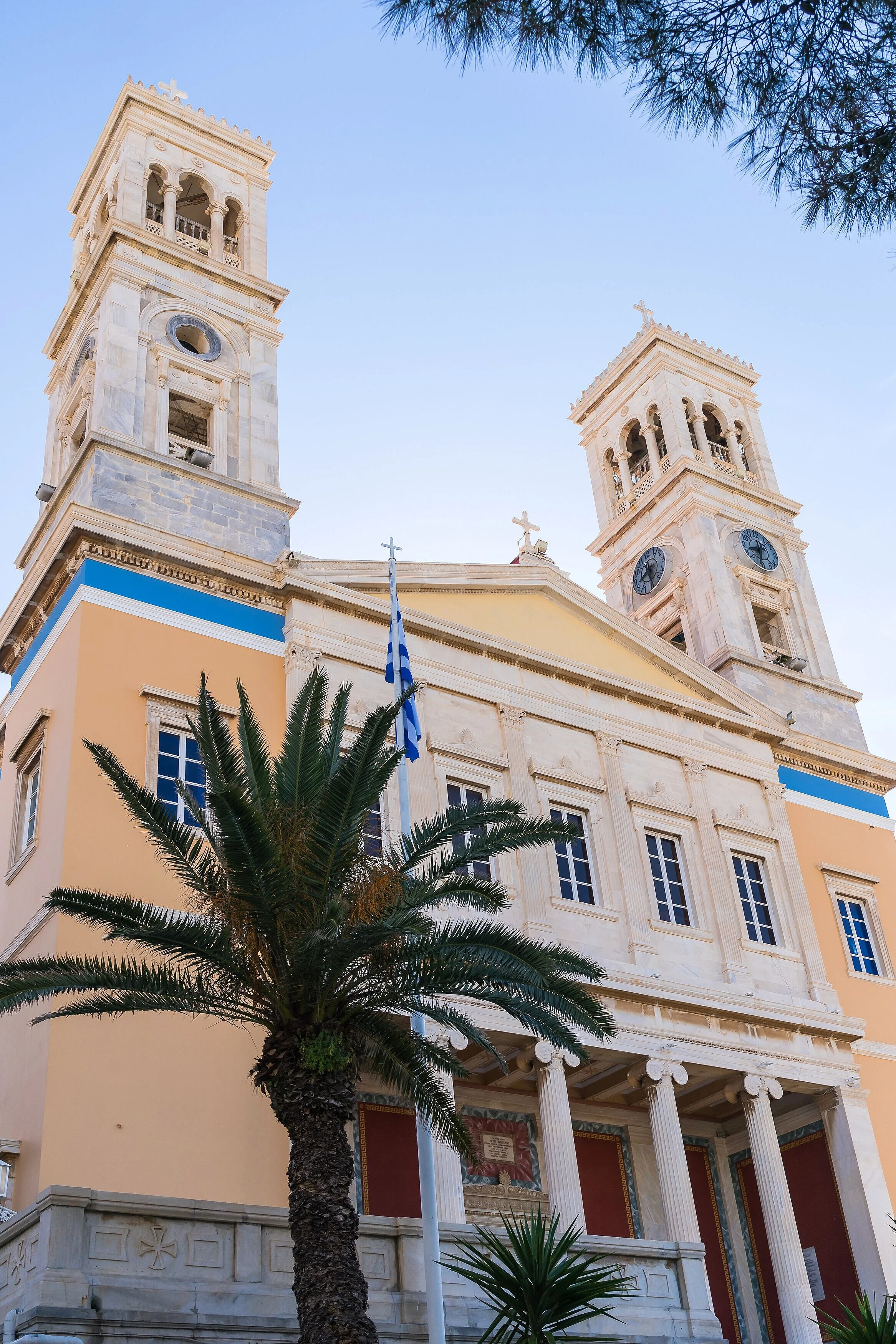 錫羅斯島被譽為最美希臘小島之一，結合城市生活與島嶼魅力。／Syros is considered one of the most beautiful Greek islands, blending urban life with island charm.
