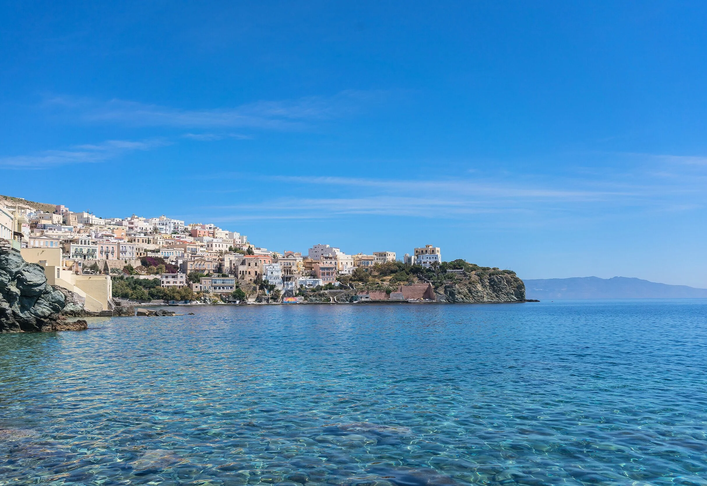 錫羅斯島仍保留著傳統希臘小鎮氛圍，未被大眾觀光完全影響。／Syros retains the charm of traditional Greek villages, untouched by mass tourism.