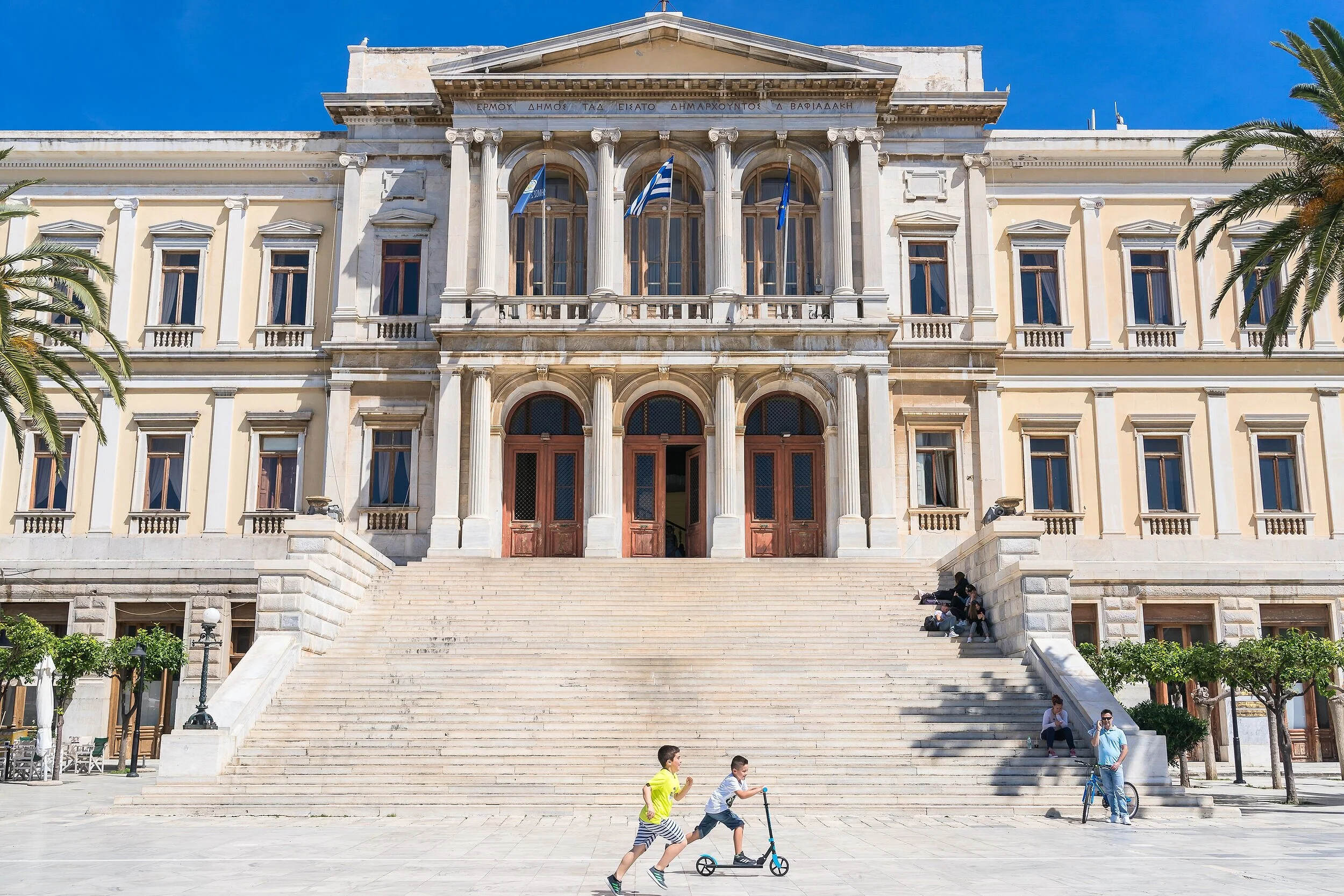 錫羅斯島是攝影師的天堂，適合拍攝日落、建築與人文風情。／Syros is a paradise for photographers, ideal for capturing sunsets, architecture, and local culture.