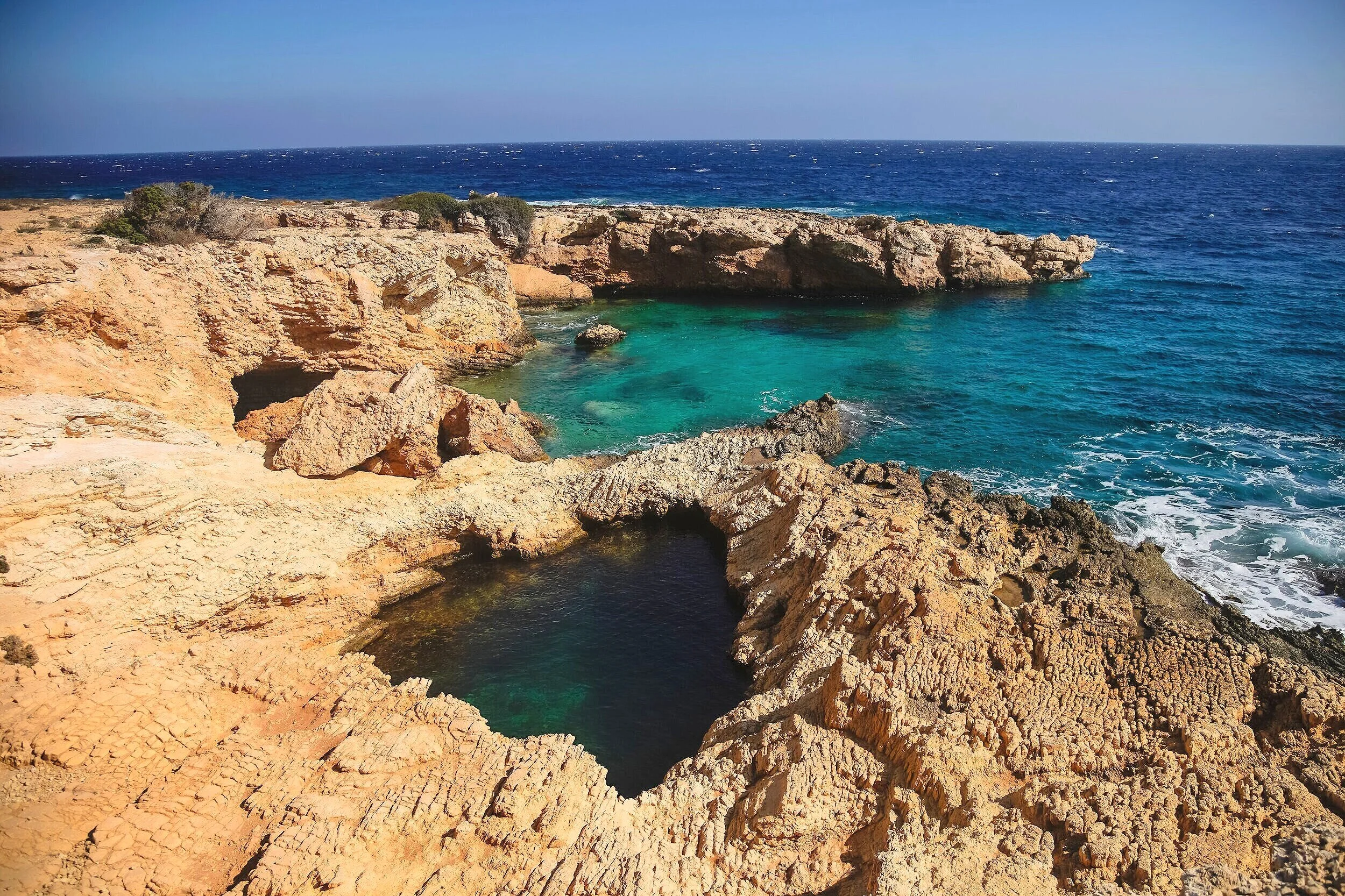 쿠포니시아(Koufonisia) 그리스 섬 가이드 이미지: 투명한 에게해와 고요한 숨은 해변, 작은 어촌 풍경이 어우러진 장면으로 골든아워 촬영 포인트와 보트 접근 정보, 인스타그램용 포토스팟을 떠올리게 합니다. 쿠포니시아의 비밀 해변, 스노클링 포인트, 현지 카페와 산책로를 소개하는 여행·촬영 참고 이미지로 최적화되어 있습니다.