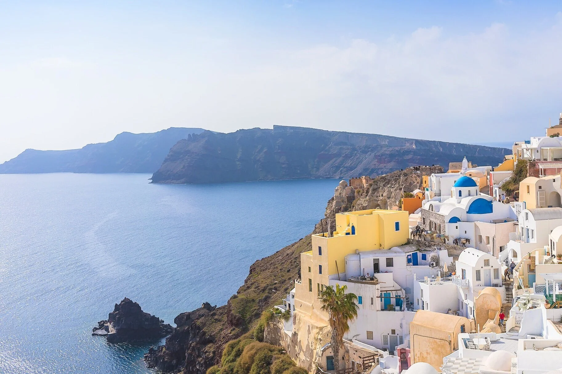 산토리니(Santorini) Oia 가이드 이미지: 에게해를 배경으로 한 블루돔 교회와 하얀 키클라데스 건축, 이아(Oia) 골든아워 선셋 풍경을 담아 인스타그램용 포토스팟과 웨딩·허니문 촬영에 최적화된 구도를 보여줍니다. 블루돔·이아 선셋·카르데라 전경, 혼잡 회피 팁과 촬영 포인트를 떠올리게 하는 여행·촬영 참고 이미지입니다.