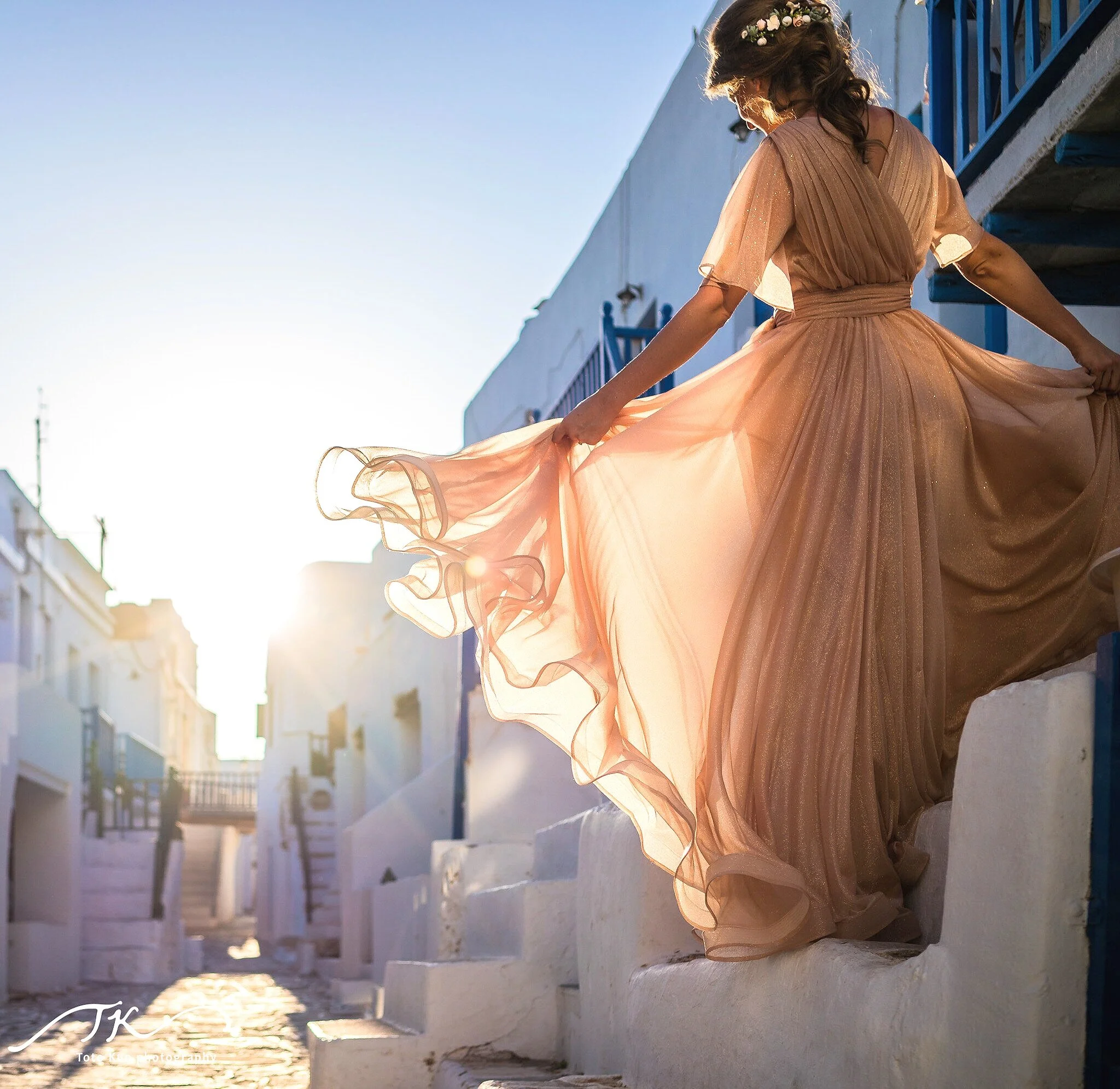 這個島嶼融合了壯麗的自然景觀與希臘傳統建築，是旅行攝影與婚紗拍攝的最佳舞台。
The island combines stunning natural landscapes with traditional Greek architecture, making it the perfect stage for travel photography and wedding shoots.