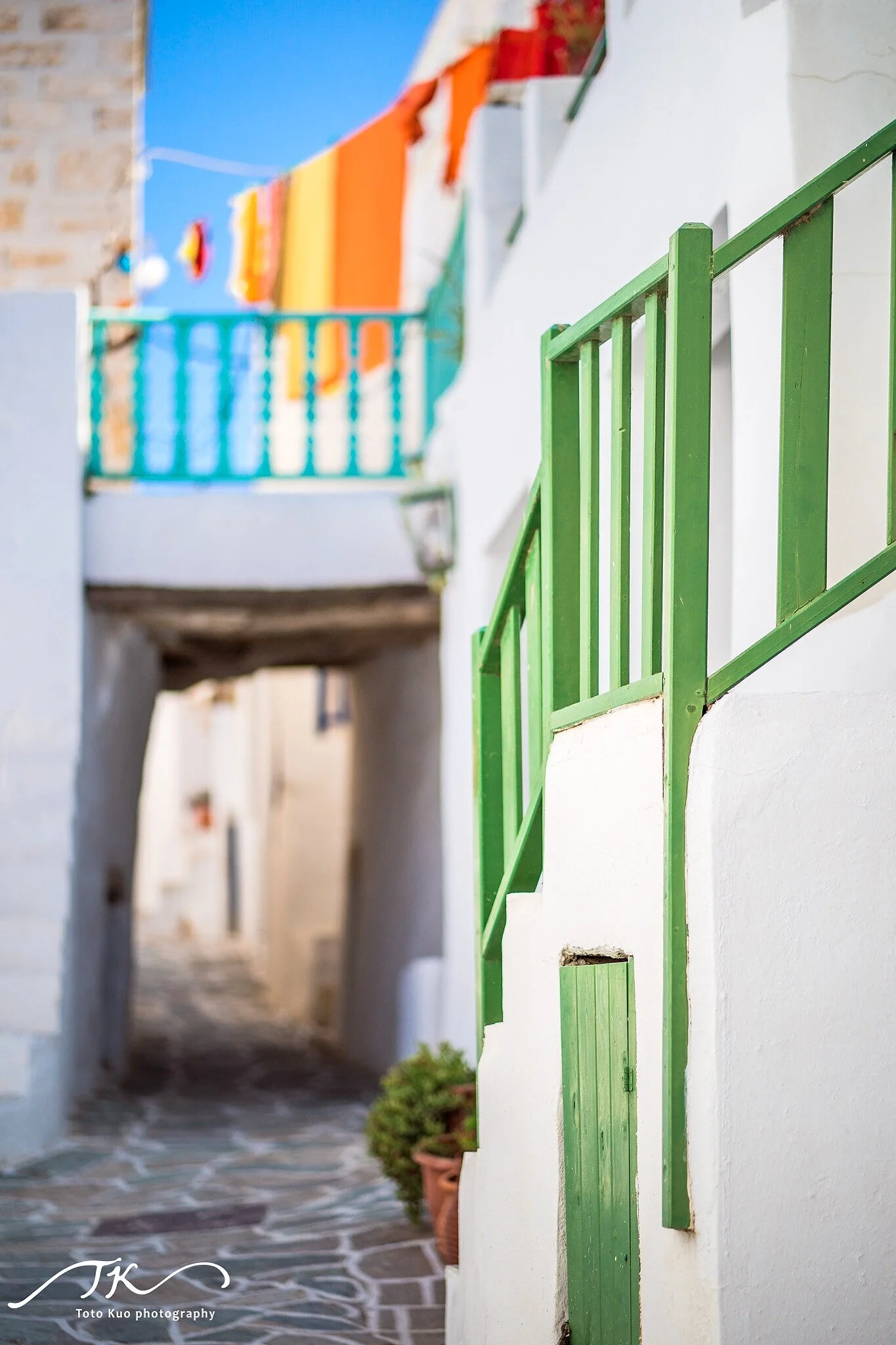 福萊甘茲羅斯島雖小卻充滿魅力，擁有最美希臘小島的名號，是度假和放鬆的理想地點。
Though small, Folegandros is full of charm, earning its reputation as one of the most beautiful Greek islands, perfect for relaxation and holidays.