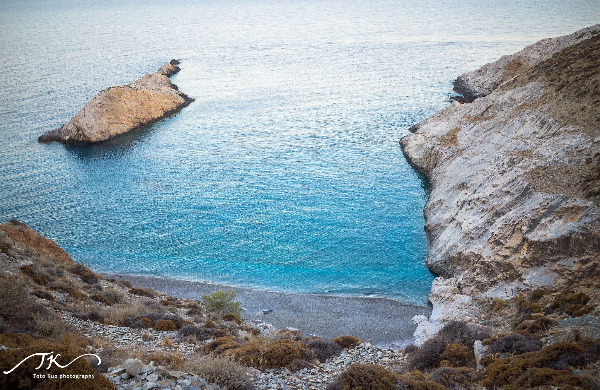 福萊甘茲羅斯島擁有安靜的氛圍，適合家庭度假和尋求隱私的旅行者，是必去的度假小島。
Folegandros offers a peaceful atmosphere, ideal for family holidays and travelers seeking privacy, making it a must-visit Greek island.