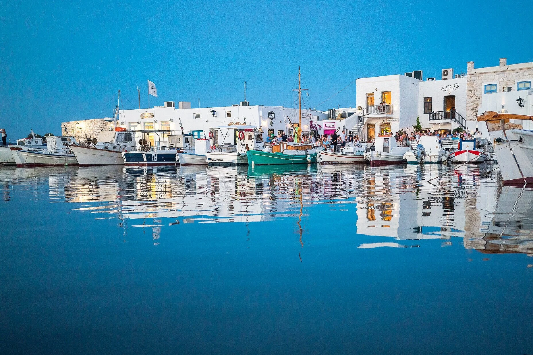 파로스(Paros) 여행 가이드 이미지: 전통 흰색 마을과 구불구불한 골목, 에메랄드빛 해변과 고요한 만을 함께 담아 파로스의 대표적인 포토스팟과 해변 풍경을 보여줍니다. 골든아워 촬영 포인트, 인기 비치(나゠菜·골드비치 등), 페리 접근 정보 및 마을 산책·현지 음식 추천을 연상시키는 비주얼로 파로스 여행과 촬영을 계획하는 여행자와 사진가에게 최적화된 참고 이미지입니다.