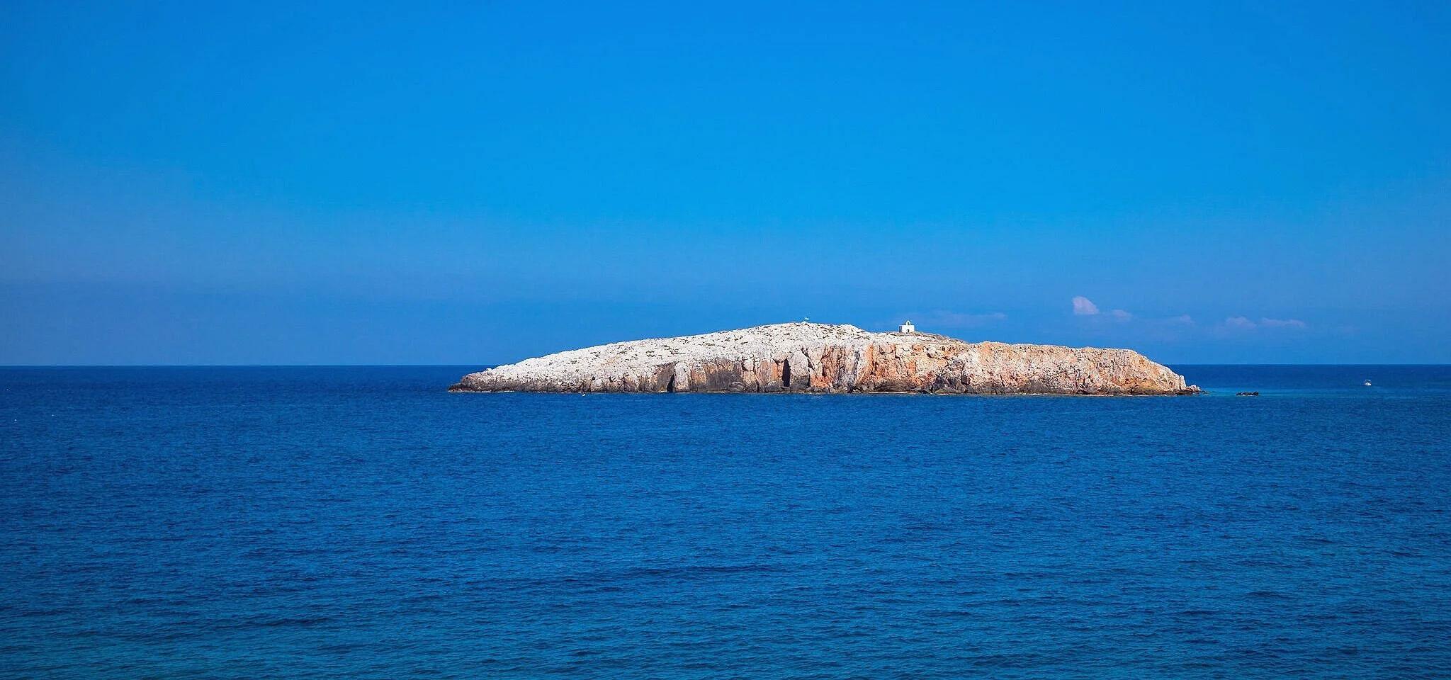 福萊甘茲羅斯島雖小，但卻擁有希臘最原始和寧靜的海灘，是度假和放鬆的理想之地。
Small yet stunning, Folegandros has some of the most pristine and tranquil beaches in Greece, ideal for holidays and relaxation.