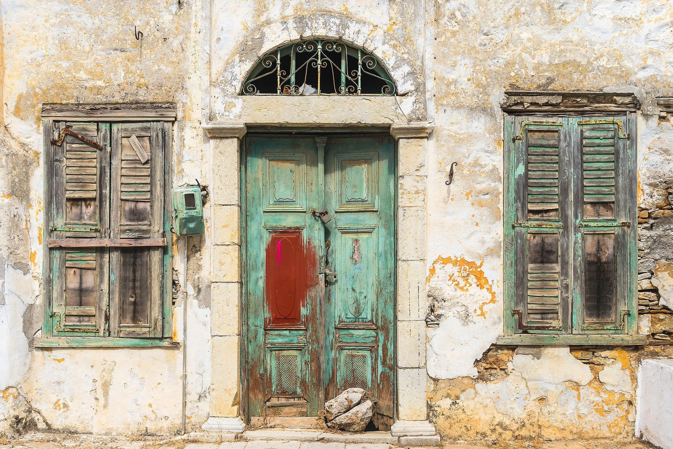 고대 그리스의 고전 건축 양식을 보여주는 그리스식 문(문루): 도리식·이오니아식 기둥과 장식이 있는 신전 입구 전경으로 고대 유적, 고전 건축 디테일, 관광 명소 사진, 건축사 연구 및 박물관 전시용 참고 이미지에 적합합니다.