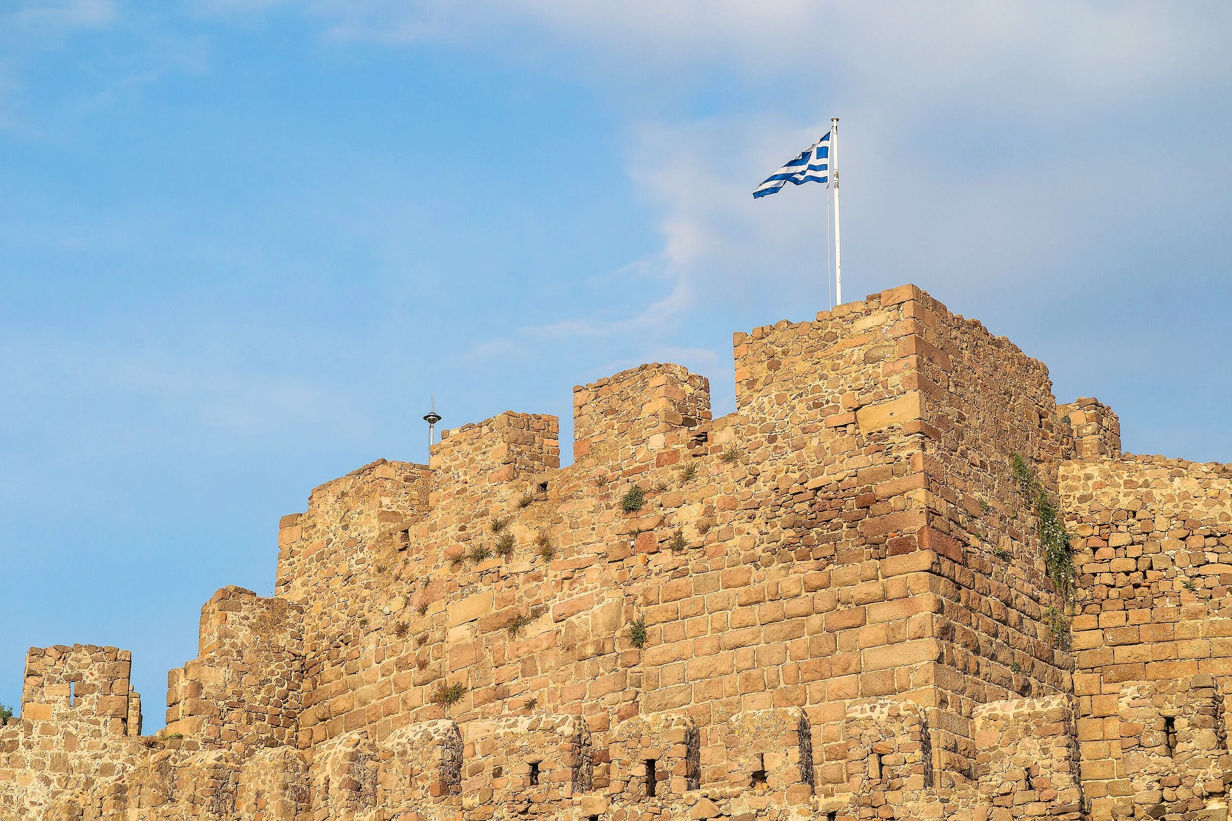 레스보스(Lesbos) 여행 가이드 이미지: 전통 흰색 마을과 올리브나무가 어우러진 풍경, 에메랄드빛 해변과 해안 절경을 골든아워에 포착한 장면으로 레스보스의 대표 관광지·해변·포토스팟(예: Molyvos, Petra)을 떠올리게 하는 비주얼입니다. 현지 미식, 온천·자연경관, 페리 접근과 촬영 팁을 연상시키며 여행자와 사진가에게 유용한 참고 이미지입니다.