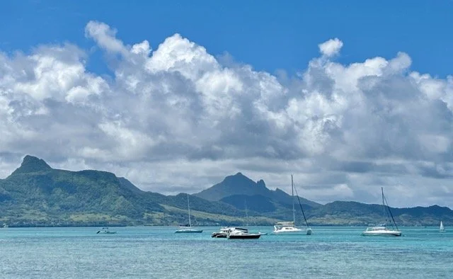 西岸懸崖公路與遼闊海景，自駕攝影與日落拍照建議。 Cliffside road and expansive west coast seascape—self‑drive photography and sunset shooting suggestions.