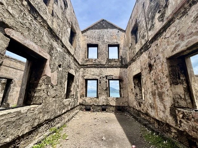 富凱島燈塔（Foukai Lighthouse）黃昏攝影點，夕陽映照下的燈塔剪影與海岸線構成經典模里西斯攝影構圖，適合 lighthouse photo spot、Mauritius island hopping 與 coastal landscape 推薦景點說明。