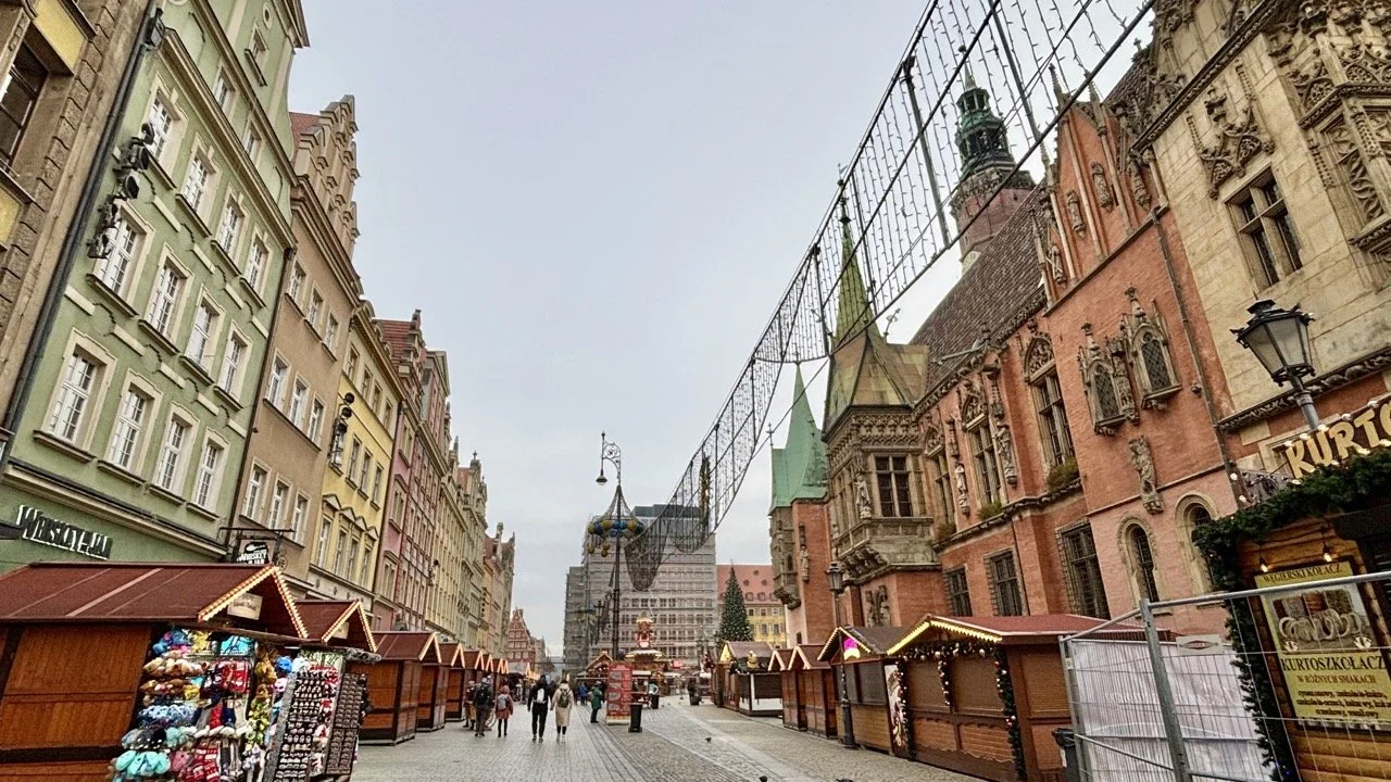 弗羅茨瓦夫國家博物館 Muzeum Narodowe 外觀，紅磚建築與綠色爬牆植物構成獨特的 Wrocław 攝影景點。