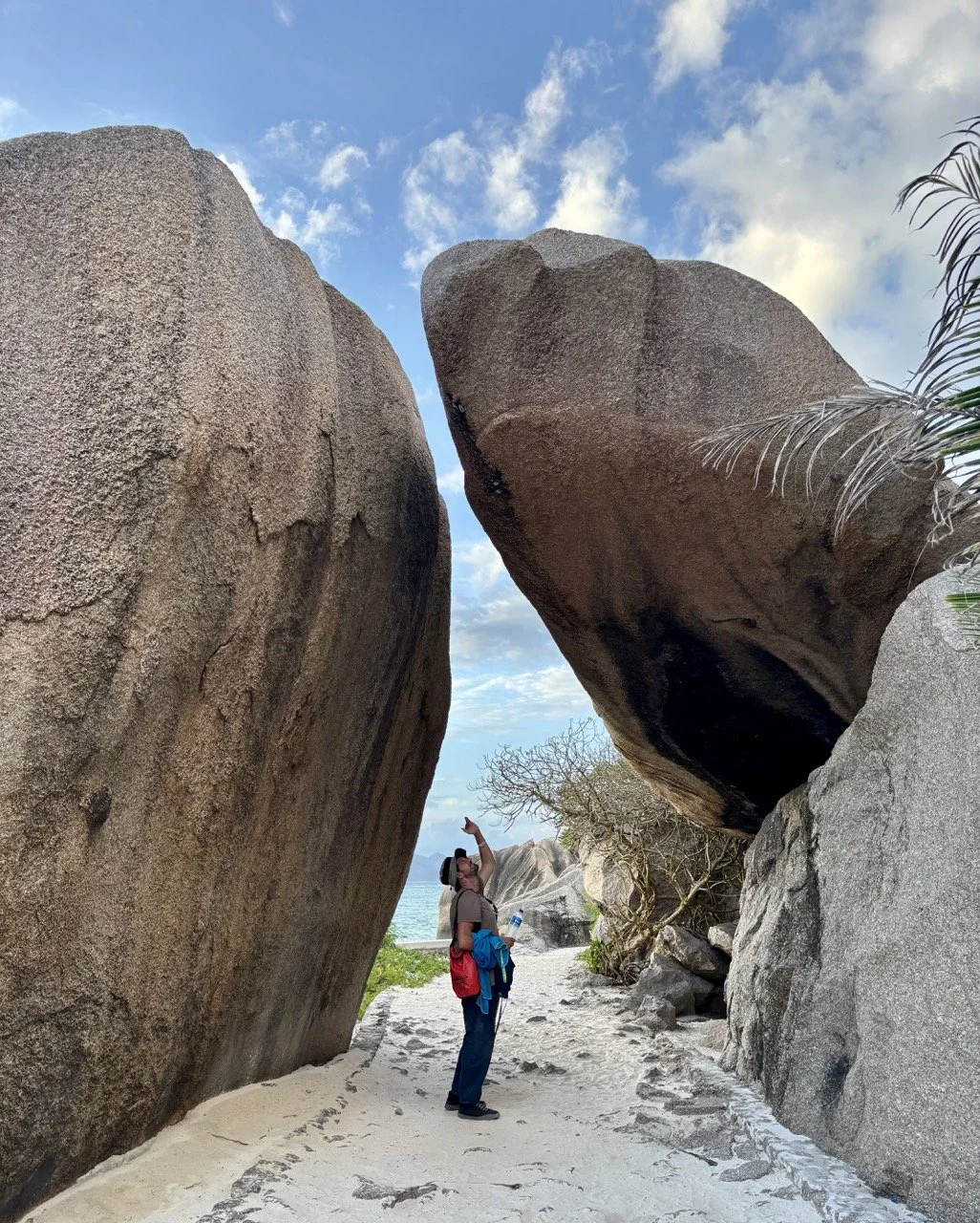 Grand Anse 海灘翻湧的海浪，提醒旅客注意拉迪格島部分海岸的強流與游泳安全。