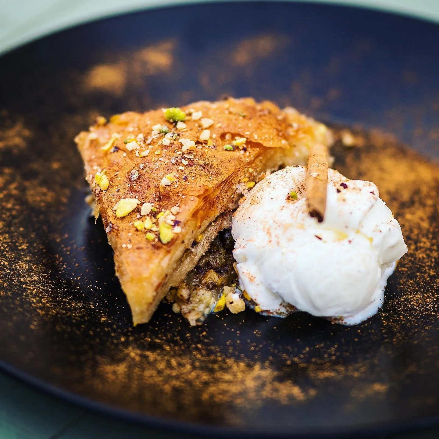 聖托里尼伊亞最佳平價希臘餐廳，素食/純素/無麩質餐點 │ Best Santorini Greek Restaurant with vegetarian, vegan & gluten-free menu