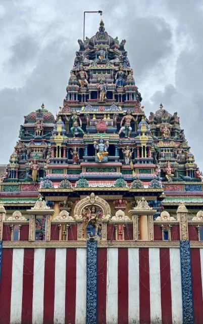 Grand Bassin（Ganga Talao）印度教聖地的湖畔與雕像，展示節慶與宗教文化攝影題材