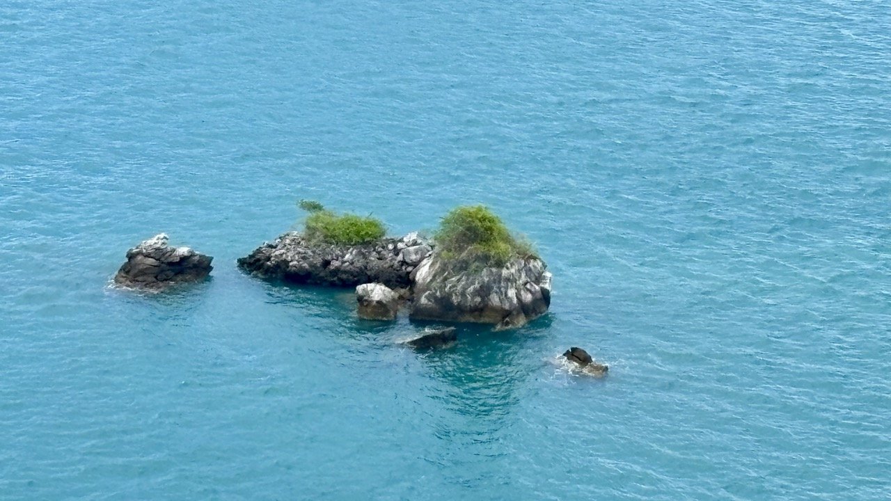 泰國喀比洪島群島保留獨特的石灰岩島嶼與海岸自然景觀，清澈海水、岩壁與熱帶生態構成安達曼海的迷人風景，是規劃 喀比國家公園周邊旅遊與洪島自然探索行程 時值得了解的目的地。 The Hong Islands near Krabi showcase distinctive limestone formations, coastal scenery and tropical marine environments.  複製檔名與 ALT Text