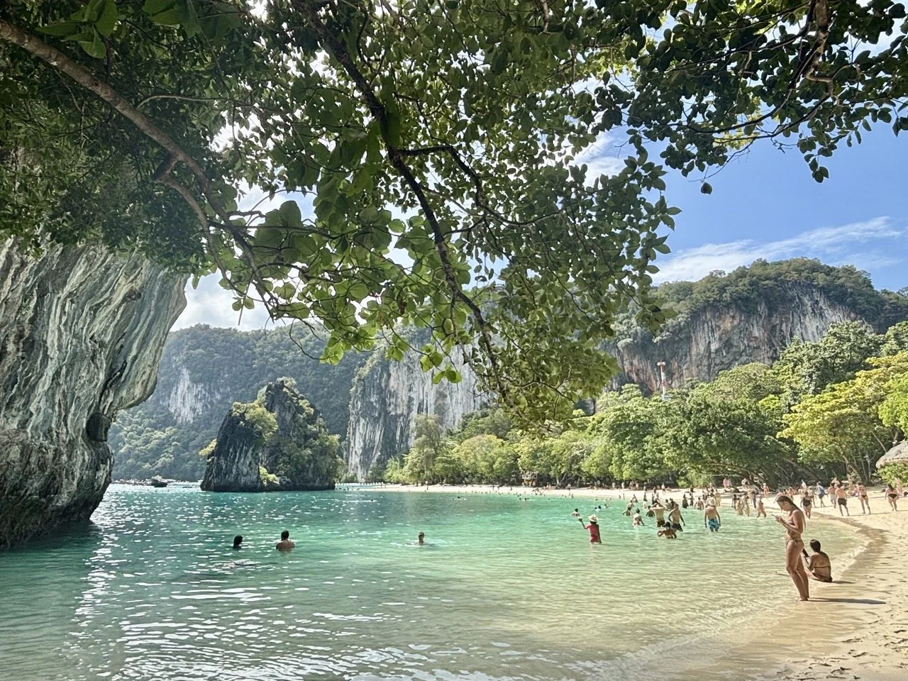 泰國喀比洪島潟湖的碧綠水面映照周圍石灰岩峭壁與自然景觀，呈現安靜而壯麗的熱帶海島風光，是 Hong Lagoon 攝影、喀比自然景點及洪島旅遊攻略 中值得介紹的景色。 Emerald water at Hong Lagoon reflects the surrounding limestone cliffs and tropical landscape in Krabi, Thailand.  複製檔名與 ALT Text
