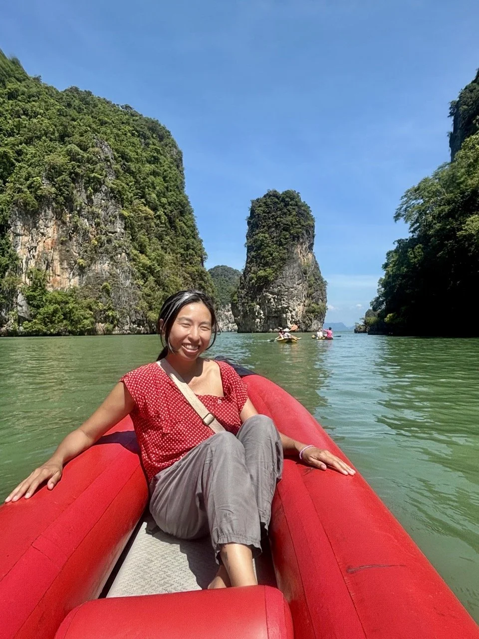 從高空俯瞰攀牙灣石灰岩喀斯特地形，海上奇岩、綠色海水與熱帶島嶼呈現泰國自然景觀的壯闊全貌。