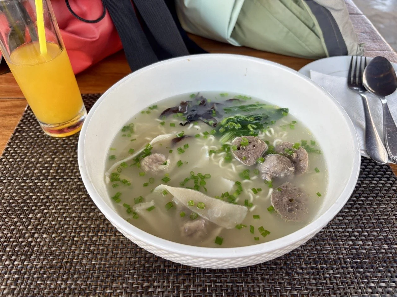 Morondava 小吃 mofo 與 sambos 現炸場景，街頭美食紀實；Morondava street snacks mofo and sambos fresh frying scene, street food documentary.