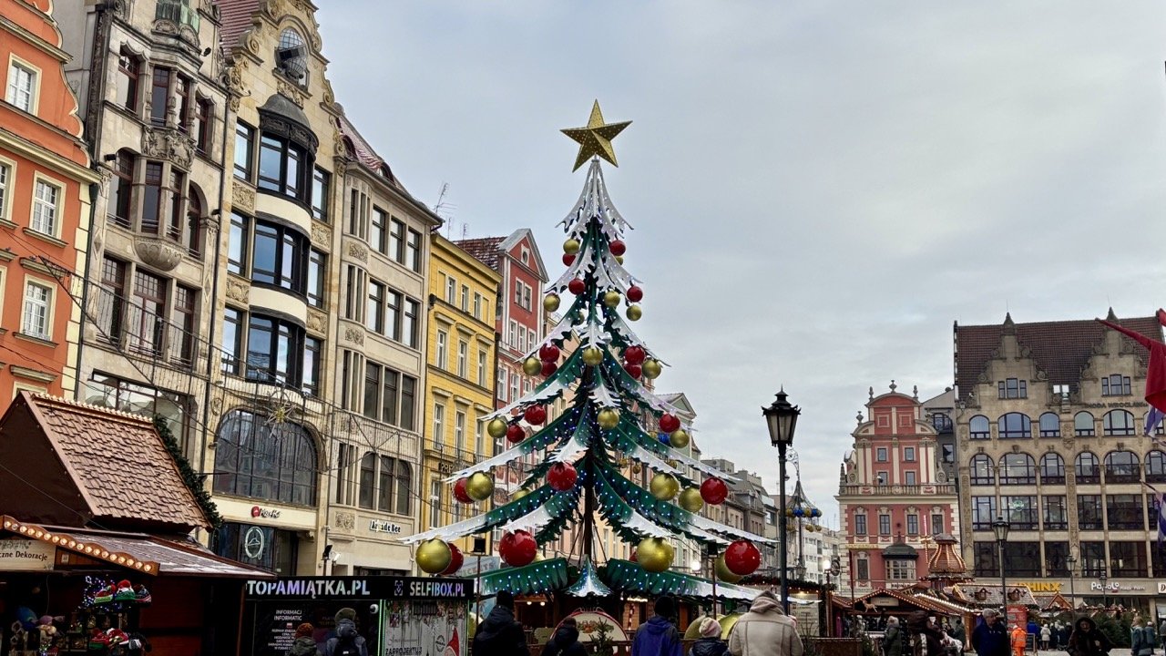 弗羅茨瓦夫街頭著名的青銅小矮人雕像，這些小矮人是 Wrocław 自由行最受歡迎的互動式城市探索主題。