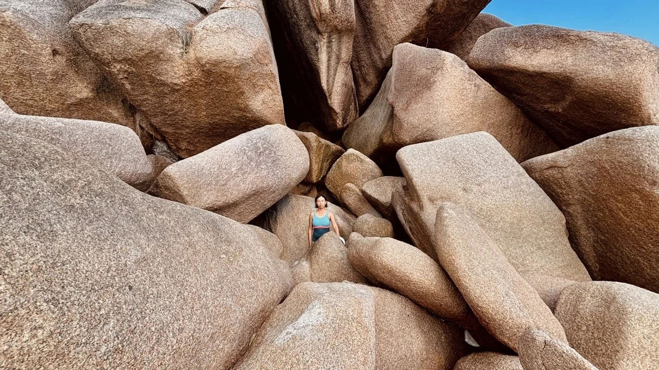 塞席爾拉迪格島 Grand Anse Beach，寬闊沙灘與強勁海浪展現大自然壯麗而原始的一面。