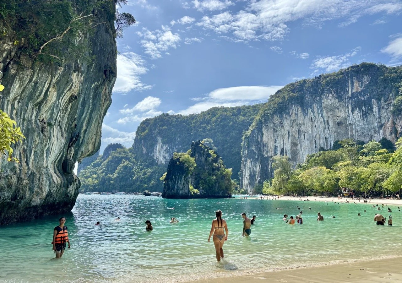 洪島 360 度觀景台是泰國喀比適合欣賞海島全景與拍攝旅行照片的地點，可以將安達曼海、天然島嶼與石灰岩地貌一同收入畫面，適合規劃 Hong Island 拍照攻略、喀比攝影景點與泰國跳島旅遊 的旅客。 The Hong Island 360-degree viewpoint is a scenic photography location overlooking Krabi's islands and the Andaman Sea.  複製檔名與 ALT Text