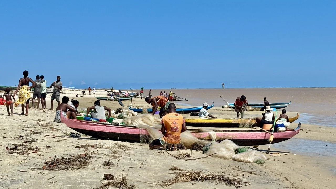 漁港碼頭日間活動與船隻細節，漁民出海前的準備畫面；Daytime dock activity and boat details before fishermen head out, Betania style.