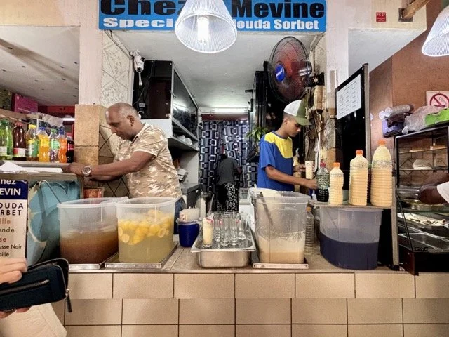 傳統手工甜點與小吃攤特寫，適合撰寫模里西斯美食文化與路邊小吃推薦。 Close-up of handmade sweets and snack stall—perfect for Mauritius food culture and street food recommendations.