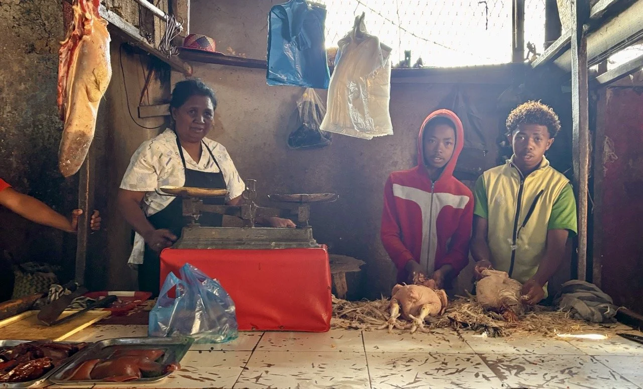農戶直售攤位：從田間到餐桌的新鮮農產，呈現短鏈食物經濟與地區風味；Farm‑to‑table produce stall — fresh produce sold directly by farmers illustrating short food chains and regional flavors.