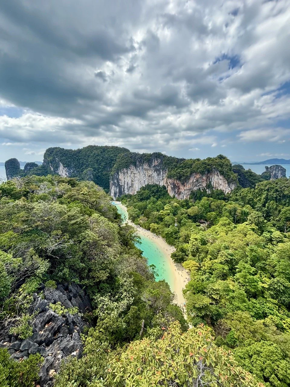 在泰國喀比洪島群島划獨木舟，可以沿著天然海岸欣賞海水、岩壁與周圍島嶼，為傳統搭船觀光增添戶外探索體驗，是 Hong Islands kayaking tour、喀比海上活動及泰國冒險旅遊 的相關景點主題。 Kayaking along the Hong Islands coastline offers a different perspective on Krabi's limestone scenery and tropical waters.  複製檔名與 ALT Text