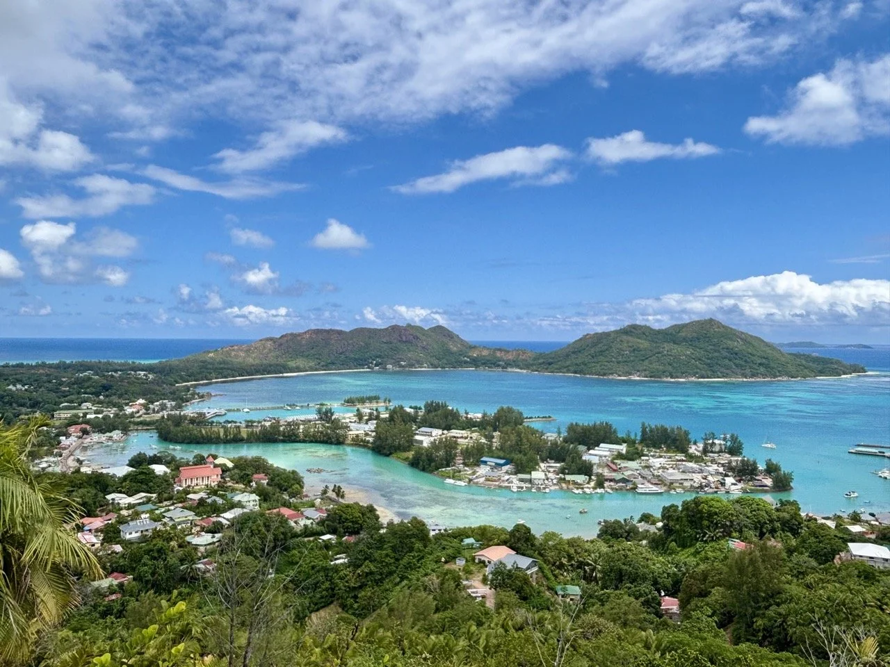 Anse Volbert 海灘位於普拉蘭島 Cote d'Or 區，海水清澈、沙灘寬闊，是旅客常造訪的海岸景點。