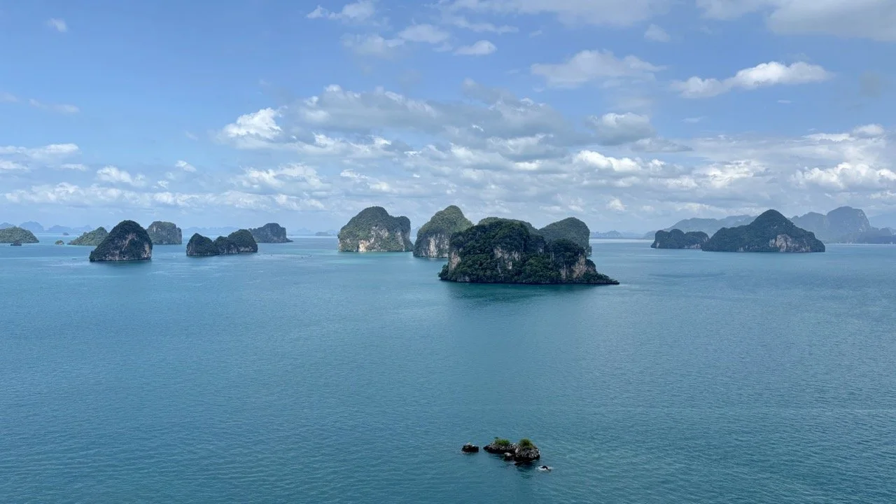 老拉丁島隱密海灣被石灰岩峭壁與熱帶自然景觀環繞，沙灘與清澈海水形成寧靜的海島畫面，是搜尋 泰國喀比隱藏版景點、Lao Lading Island 秘境及洪島群島旅遊攻略 的旅客可以認識的景點。 Lao Lading Island features a sheltered tropical cove framed by limestone cliffs near Krabi, Thailand.  複製檔名與 ALT Text