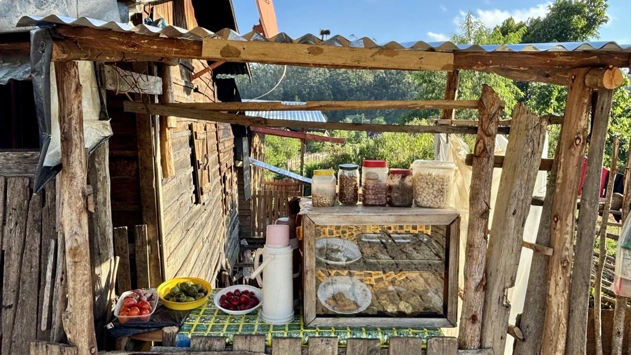 攝影師日出前準備：咖啡、器材檢查與時段規劃；Sunrise prep with coffee and gear checklist — photographer routine in Andasibe.